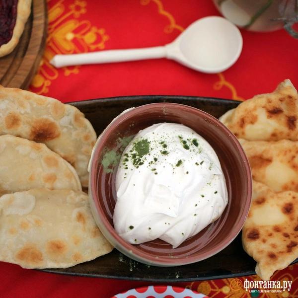 Небольшие пирожки-сканцы с капустой слева и творогом&nbsp;— справа. Подаются со сметаной | Источник: Ксения Потеева / «Фонтанка.ру»