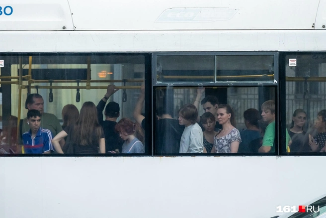 Даже после часа пик сидячих мест в автобусах на всех не хватает | Источник: Евгений Вдовин / 161.RU