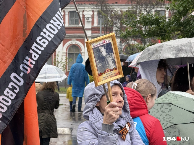 Некоторые пришли с портретами погибших на войне | Источник: Сергей Петунин / 164.RU