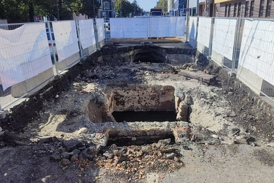 Ремонт ямы на Красных Партизан продлили до четырех месяцев