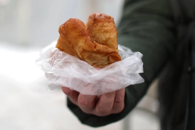 «Одно тесто и лук»: омичи о беляшах