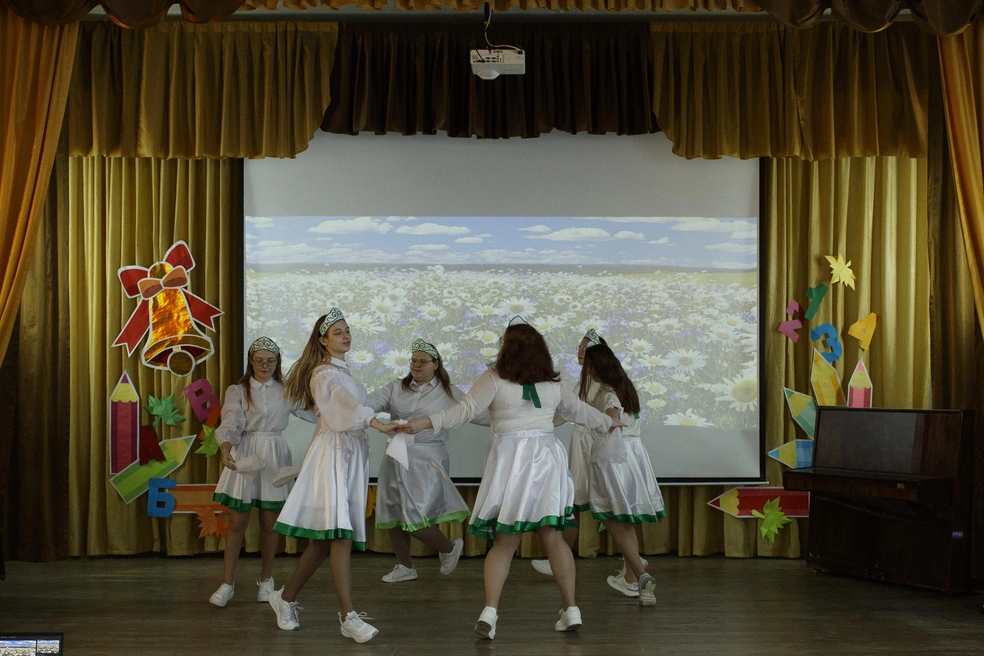 Танцевать в полутьме для Лилии уже привычное дело  | Источник: Андрей Бортко / NGS.RU