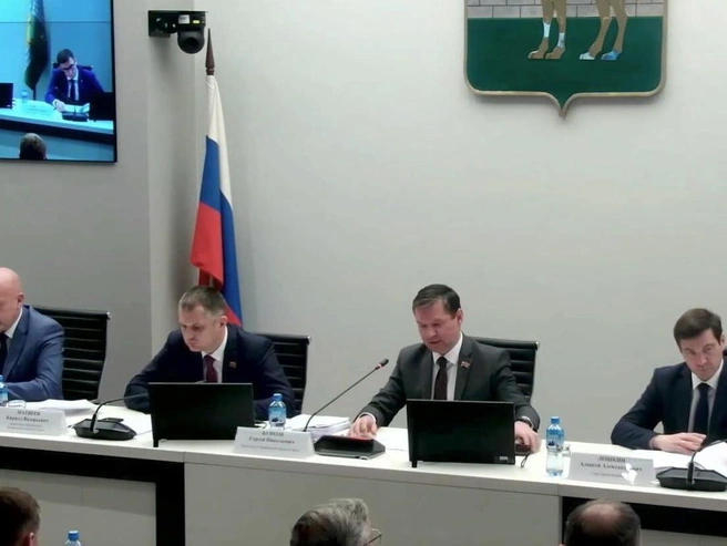 При распределении бюджетных средств значительное внимание уделено повышению доходов муниципальных служащих. | Источник: chelduma.ru