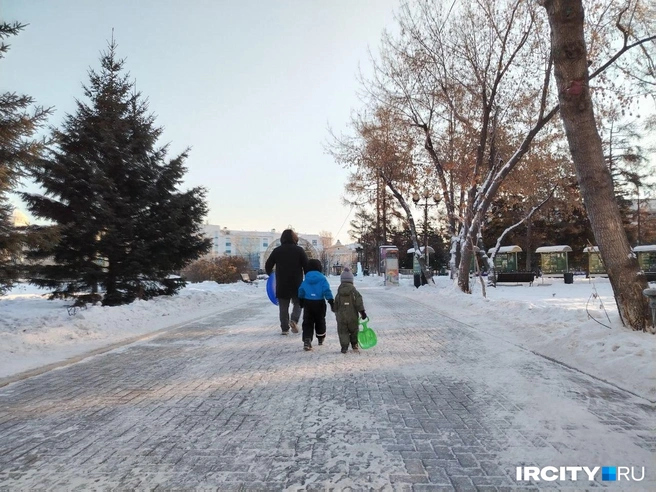 Утро 1 января&nbsp;— самое время кататься с горки! Народу-то мало | Источник: ИрСити