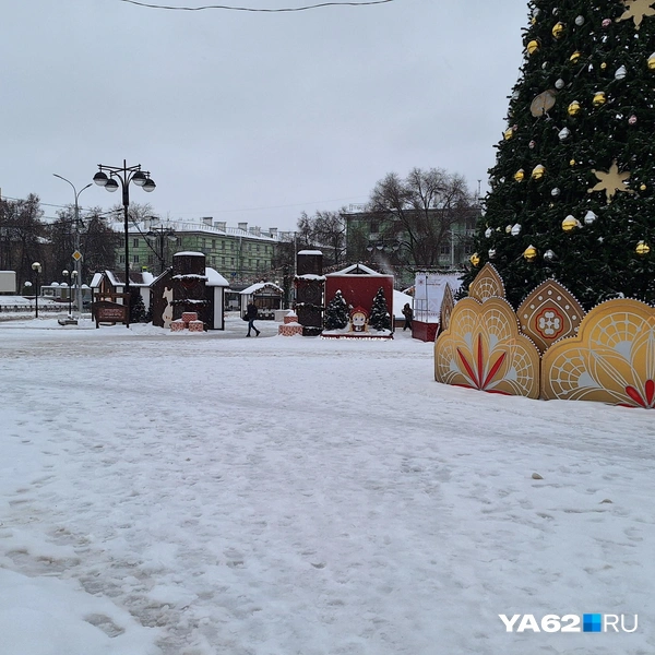 Сама площадь Победы всё также заснеженная | Источник: Мария Борзева / YA62.RU