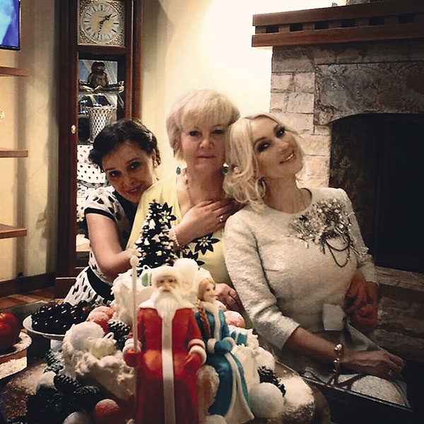 Все праздники телеведущая отмечает с сестрой Оксаной и мамой Александрой Ивановной – это традиция