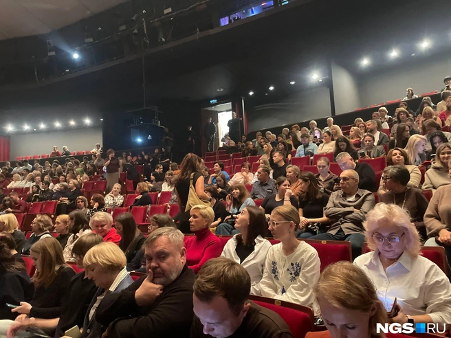 Предпоказ спектакля собрал практически полный зал | Источник: Алёна Золотухина / NGS.RU