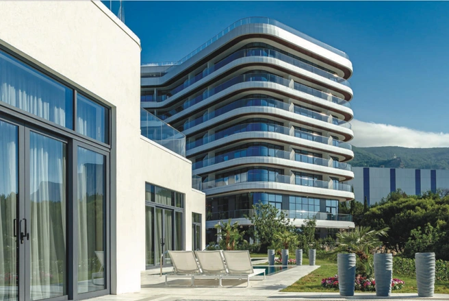 Так выглядел отель Luciano Wellness&SPA Foros до удара беспилотников. Сейчас он закрыт, потому что здание сильно пострадало, а отдыхающих переселили в другие отели | Источник: сайт отеля luciano-wellness.ru