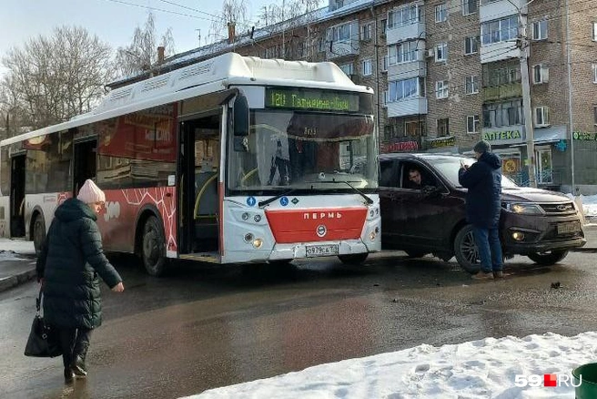 В аварию попал автобус до Кондратово | Источник: читательница 59.RU