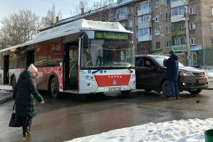 «Она отлетела в угол». В Балатово столкнулись автобус и кроссовер Chery — очевидцы говорят, что пострадал ребенок