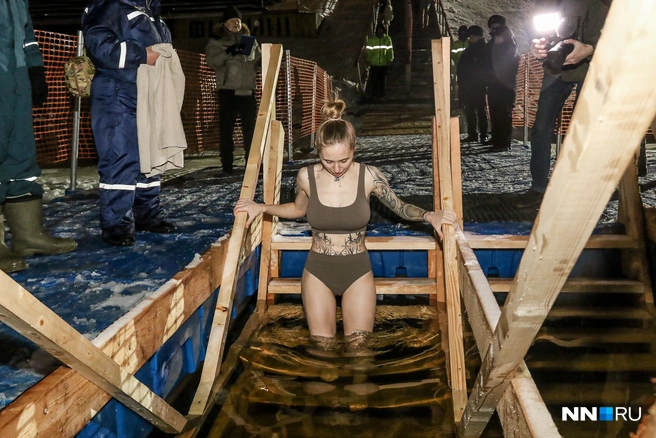 Некоторые долго решались перед полным заходом в воду | Источник: Наталья Бурухина / NN.RU