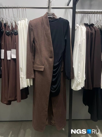 Пальто ассимитричного кроя, 50% шерсти в составе, 23&nbsp;999 рублей | Источник: Алёна Золотухина / NGS.RU 