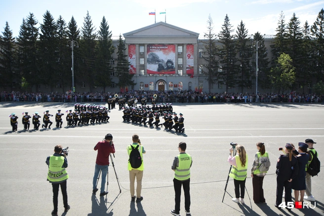 Окончанием парада Победы стало выступление роты почетного караула Курганского пограничного института ФСБ России | Источник: Надежда Тихомирова / 45.RU