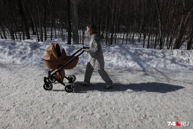 Когда подмораживает, тротуары в парке Гагарина покрывает ледяная каша, и мамочки качают мышцы: сдвинуть с места коляску не так просто  | Источник: Наталья Лапцевич