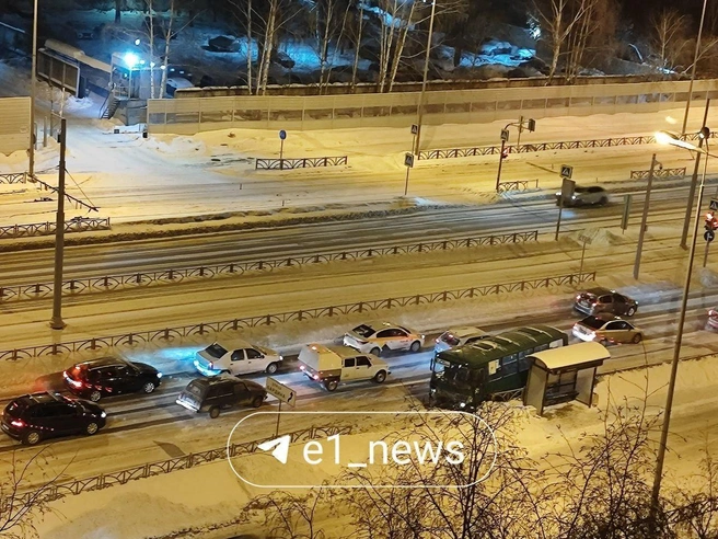 После столкновения автобус создал помеху для движения других транспортных средств. | Источник: Денис Виглин, читатель E1.RU
