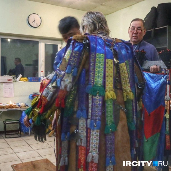 Шаману помогают переодеться | Источник: Алёна Кашпарова / «ИрСити»