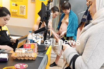 Курортники в мокрых трусах возмутили посетителей ТРЦ