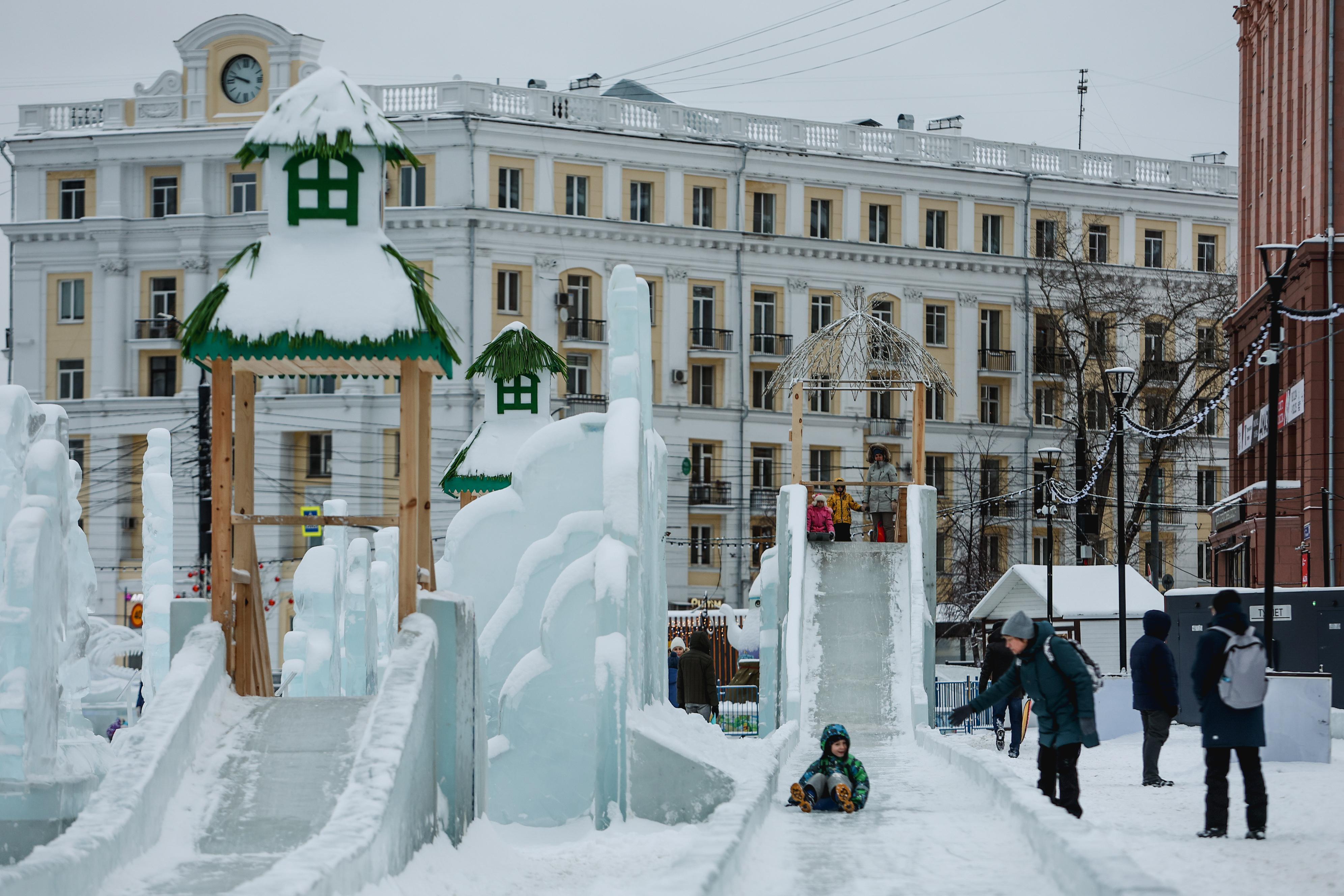 В Челябинске стартовало строительство ледового городка