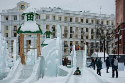 В Челябинске начали строить ледовый городок