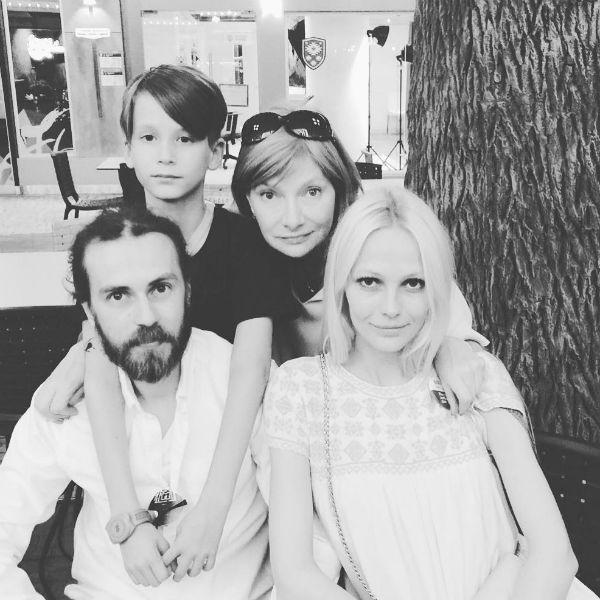Кирилл с мамой Ириной, женой Юлей и сыном Тони
