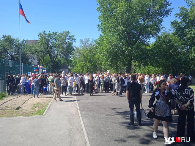 Ученикам одной из школ Тракторозаводского района запретили выезжать на набережную | Источник: Денис Гусаков / V1.RU
