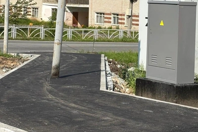 В Арамиле светофорные столбы оказались в центре тротуаров