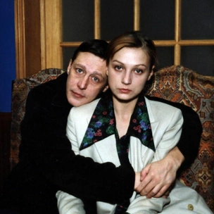 Михаил Ефремов нашел бывшую жену мертвой в квартире без света, но среди бутылок вина