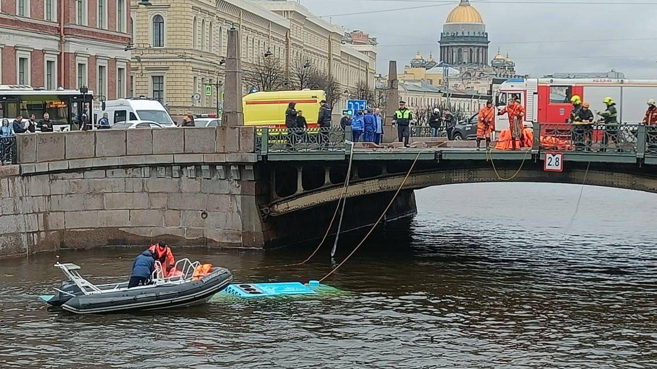 В Петербурге автобус с 20 пассажирами упал с моста в реку: спасатели  откачивают людей на крыше транспорта | STARHIT