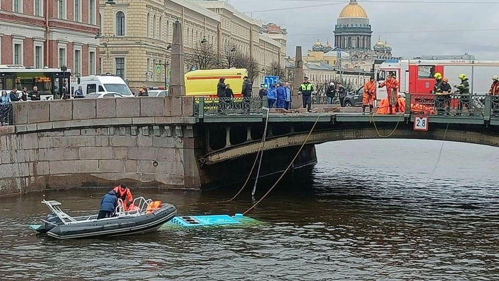 В Петербурге автобус с 20 пассажирами упал с моста в реку: спасатели откачивают людей на крыше транспорта