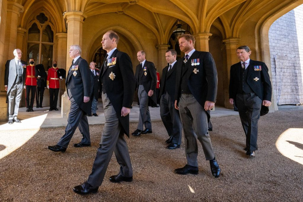 Фото №4 - Наедине со скорбью: Елизавета II проводила в последний путь своего любимого и единственного Филиппа