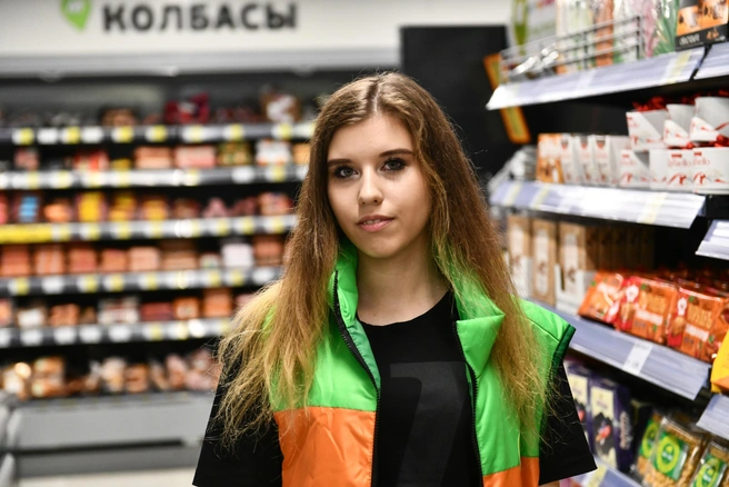 Студентов устраивают на должность продавца-универсала | Источник: Дмитрий Емельянов