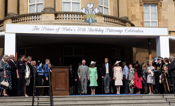 Представители королевской семьи собрались перед Букингемским дворцом