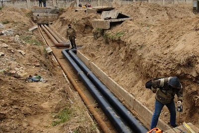 В Атамановке меняют десятиметровый участок теплотрассы