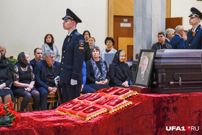 Перед гробом выложены награды Толкачёва | Источник: Булат Салихов / UFA1.RU
