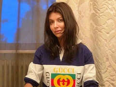 «Сейчас с мамой»: Казьмина поправилась и занимается воспитанием детей — но держится в тени