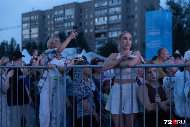 Красоток в Тюмени на площади 400-летия было много: и на сцене из группы «Сопрано», и в «зрительном зале» под открытым небом. Да вы сами посмотрите | Источник: Ирина Шарова / 72.RU
