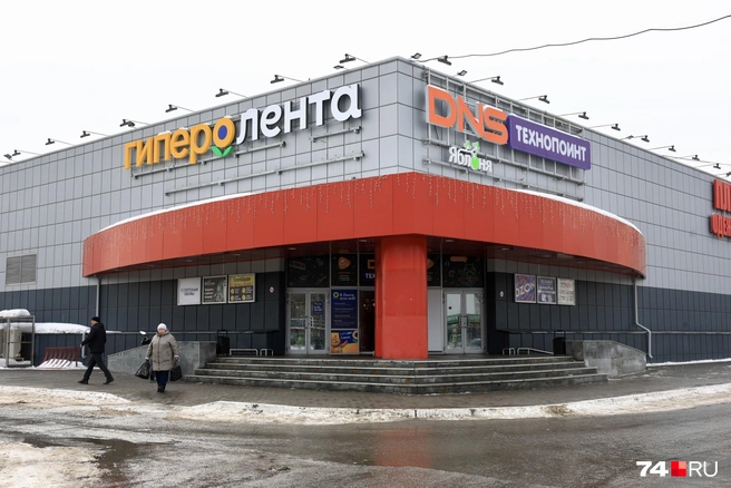 Пару месяцев назад торговый комплекс на пересечении Комсомольского проспекта и улицы Чичерина выставили на продажу за 650 миллионов рублей. Летом 2024 года&nbsp;его пытались продать за 920&nbsp;млн рублей | Источник: Михаил Шилкин 