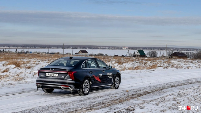 Небольшой просвет и длинная база делают автомобиль скорее асфальтовым | Источник: Артем Краснов