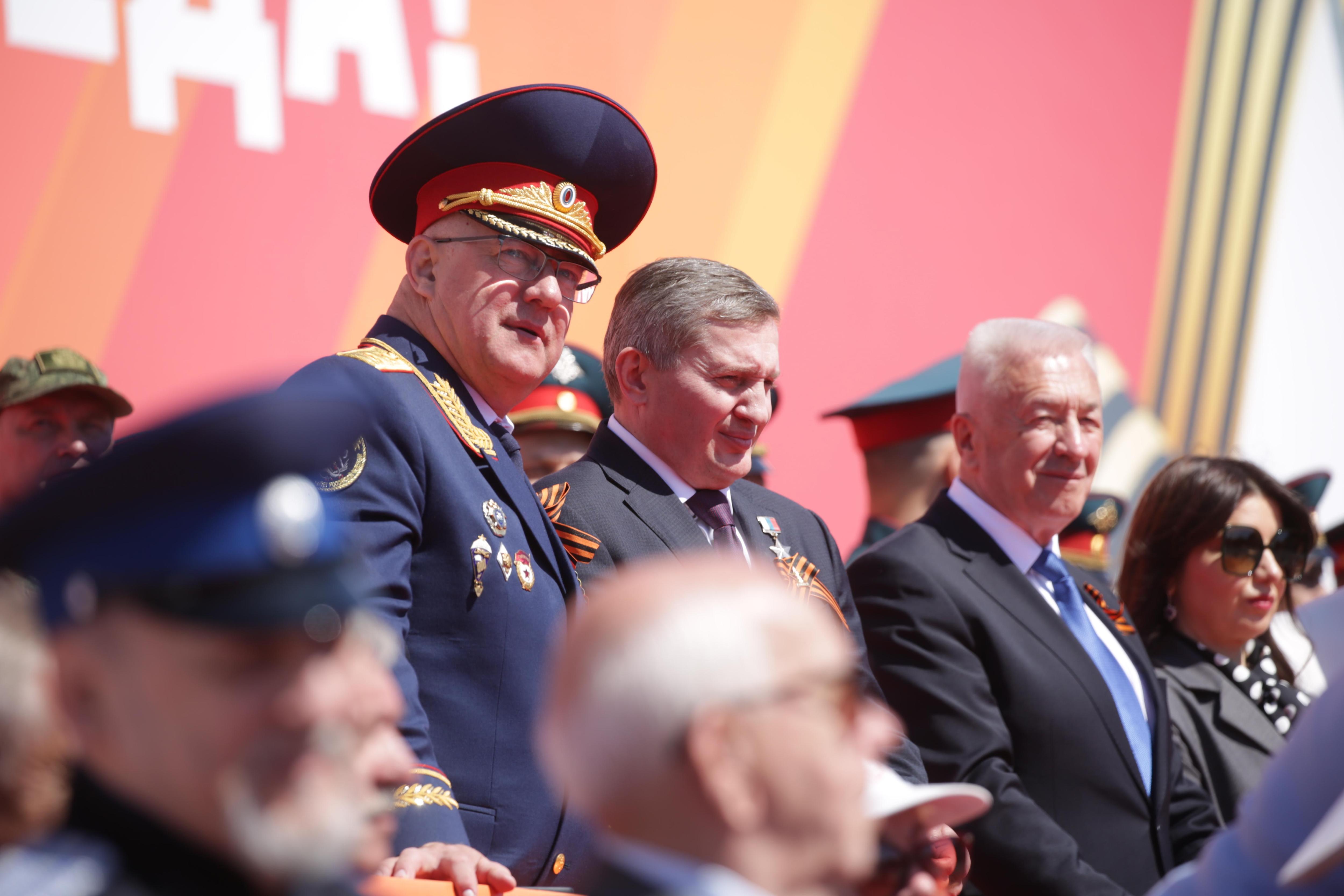 Первые ряды — ветеранам, дальние — VIP-гостям: смотрим, кому достались лучшие места на трибуне парада Победы в Волгограде