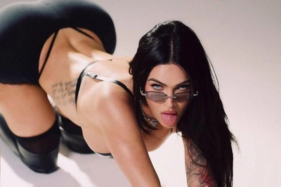 «Любовь — беспощадный монстр»: Меган Фокс взбудоражила публику новой дерзкой съемкой