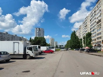 Вроде делали Арбат, а машины всё равно так же паркуются | Источник: Булат Салихов / UFA1.RU