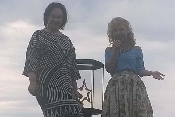 Лариса Гузеева и Пелагея показали приз фестиваля