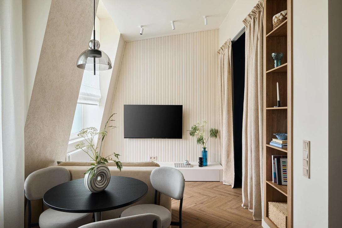 Краска Talki G484, Tikkurila. Светильник, Maytoni. Стулья, Stool Group. | Источник: Дмитрий Модестов. Стиль: Юлия Тертунен