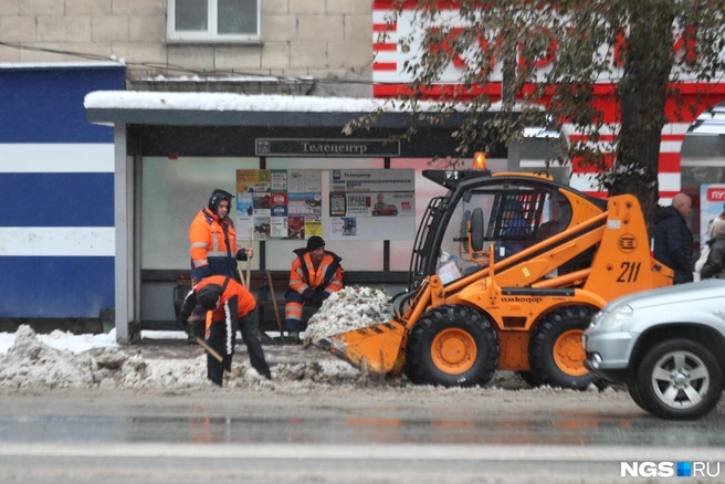 В Ленинском районе из-за снегопада в городе образовались пробки, а ДЭУ привлекли дополнительные силы | Источник: Андрей Бортко / NGS.RU