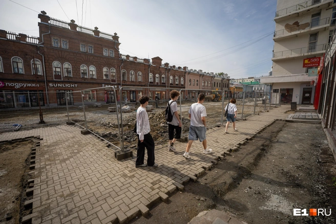 Приходится обходить участки улиц зигзагами | Источник: Кирилл Кушнов / E1.RU