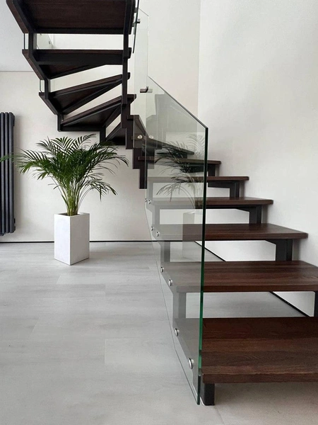 Теплота дерева и воздушность стекла создают идеальный баланс | Источник: Pramoda