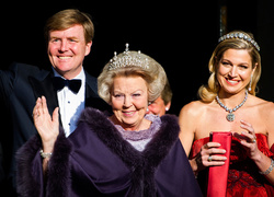 Короли на пенсии: 8 монархов, которые отреклись в пользу детей