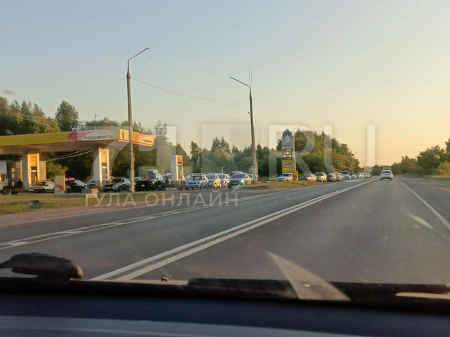 Очереди на АЗС по дороге Узловая-Новомосковск | Источник: Максим Улитов / 71.RU
