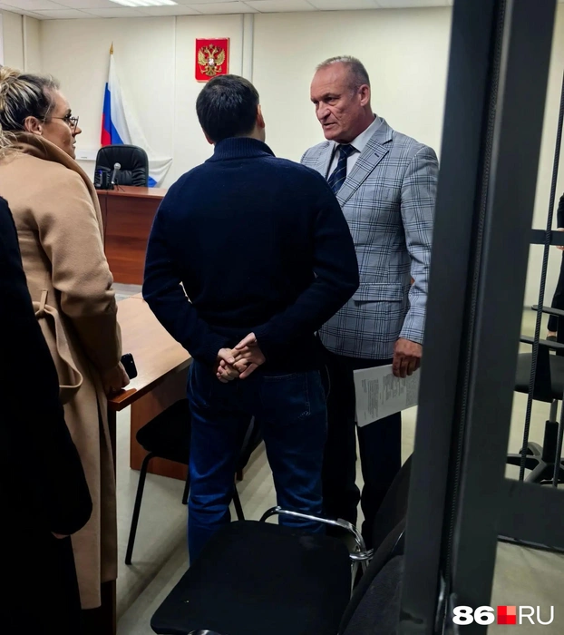После оглашения приговора Шипилов о чем-то коротко переговорил с адвокатом | Источник: Анастасия Шевякова / 86.RU