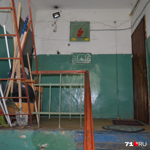 Силами жильцов подъезды хотя бы стараются подкрашивать | Источник: Максим Улитов / 71.RU